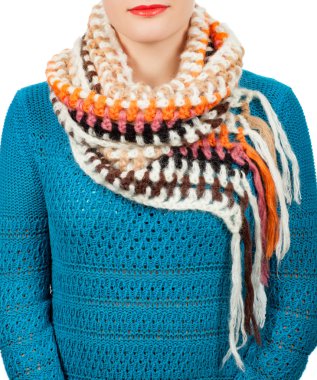 Yün, İpek eşarp. Boynundaki beyaz arka plan üzerinde izole bej yün, İpek eşarp.