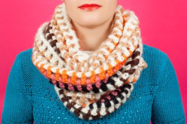 Yün, İpek eşarp. Boynundaki pembe arka plan izole bej yün, İpek eşarp.