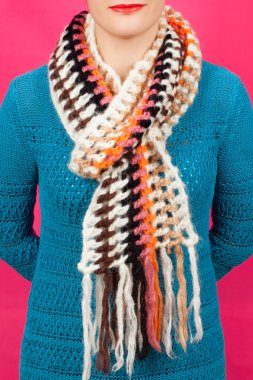 Yün, İpek eşarp. Boynundaki pembe arka plan izole bej yün, İpek eşarp.