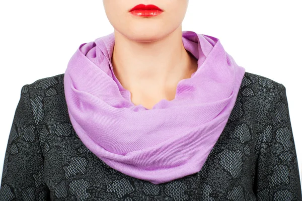 Bufanda de seda. Bufanda de seda lila alrededor de su cuello aislada sobre fondo blanco . — Foto de Stock
