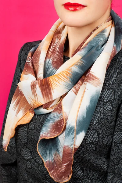 絹のスカーフ。彼女の首にピンクの背景に分離されたベージュのシルク スカーフ. — ストック写真
