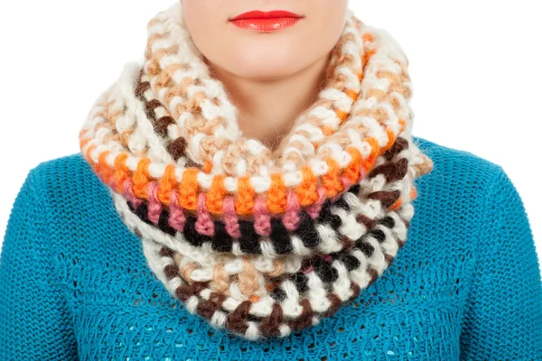 Bufanda de lana. Bufanda de lana beige alrededor de su cuello aislada sobre fondo blanco . —  Fotos de Stock