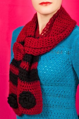 Yün, İpek eşarp. Boynundaki pembe arka plan izole kırmızı yün, İpek eşarp.