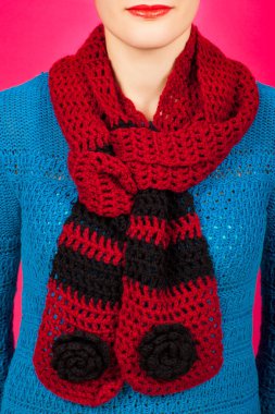 Yün, İpek eşarp. Boynundaki pembe arka plan izole kırmızı yün, İpek eşarp.