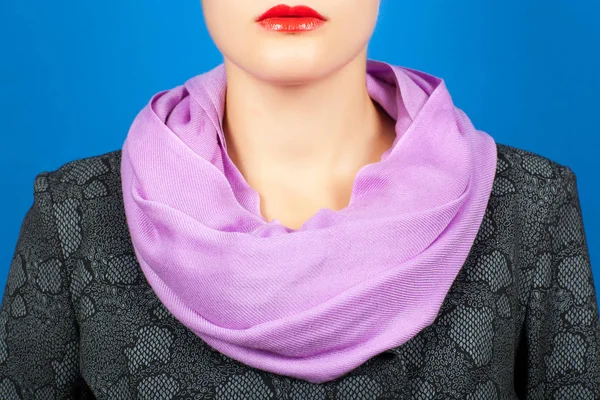 Bufanda de seda. Bufanda de seda lila alrededor de su cuello aislada sobre fondo azul . — Foto de Stock