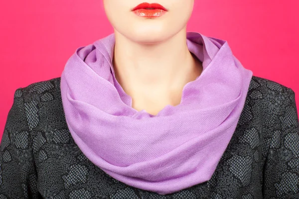 絹のスカーフ。彼女の首にピンクの背景に分離されたライラック シルク スカーフ. — ストック写真