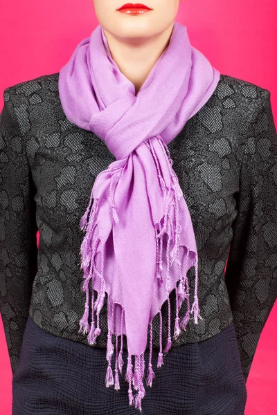 Bufanda de seda. Bufanda de seda lila alrededor de su cuello aislada sobre fondo rosa . — Foto de Stock