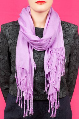 İpek eşarp. Boynundaki pembe arka plan izole leylak İpek eşarp.