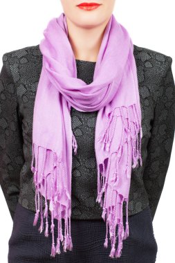 İpek eşarp. Boynundaki beyaz arka plan üzerinde izole leylak İpek eşarp.