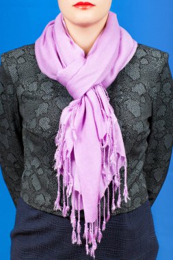 İpek eşarp. Boynundaki üzerinde mavi arka plan izole leylak İpek eşarp.