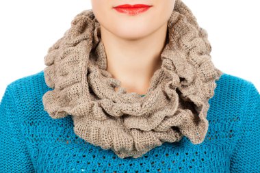 Yün, İpek eşarp. Boynundaki beyaz arka plan üzerinde izole bej yün atkı. Kadın Aksesuar.