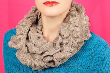 Yün, İpek eşarp. Bej yün, İpek eşarp, pembe arka plan izole boynuna. Kadın Aksesuar.