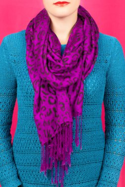 İpek eşarp. Boynundaki pembe arka plan izole leylak İpek eşarp.