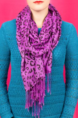 İpek eşarp. Boynundaki pembe arka plan izole leylak İpek eşarp.