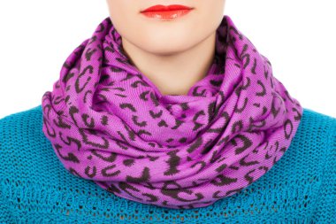 İpek eşarp. Boynundaki beyaz arka plan üzerinde izole leylak İpek eşarp.