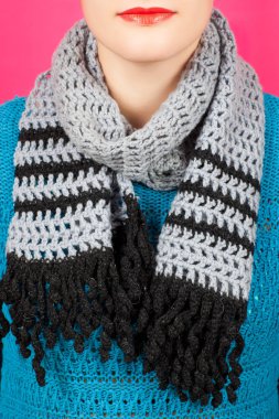 Yün, İpek eşarp. Boynundaki pembe arka plan izole gri yün, İpek eşarp.