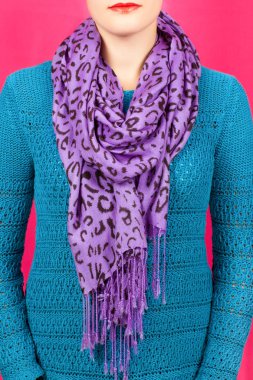 İpek eşarp. Boynundaki pembe arka plan izole leylak İpek eşarp.