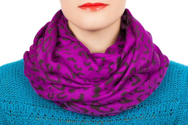 真丝围巾。淡紫色丝绸围巾绕在脖子上白色背景孤立. — 图库照片