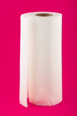Beyaz arka plan üzerinde izole kağıt havlu.