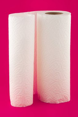 Beyaz arka plan üzerinde izole kağıt havlu.