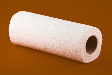 Beyaz arka plan üzerinde izole kağıt havlu.