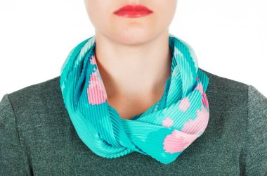 Boynundaki beyaz ba izole mavi İpek eşarp