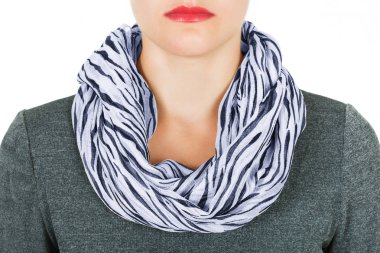 Boynundaki beyaz arka plan üzerinde izole mavi İpek eşarp.