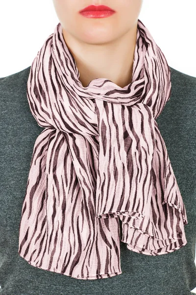 真丝围巾。在白色背景上孤立她脖子上的粉红色丝绸围巾. — 图库照片