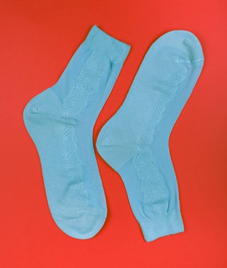 Beyaz arka plan üzerinde izole Pamuk Çorap yapılmış.