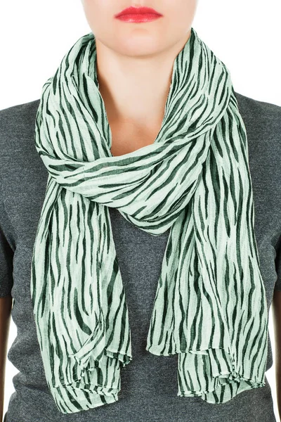 Foulard en soie. Foulard de soie verte autour de son cou isolé sur fond blanc . — Photo