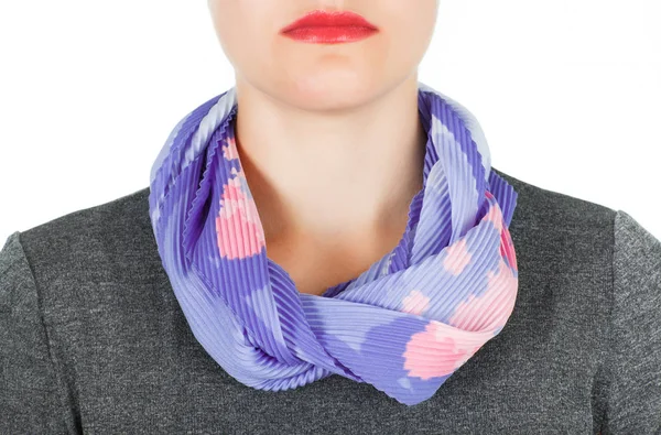 真丝围巾。淡紫色丝绸围巾绕在脖子上白色背景孤立. — 图库照片