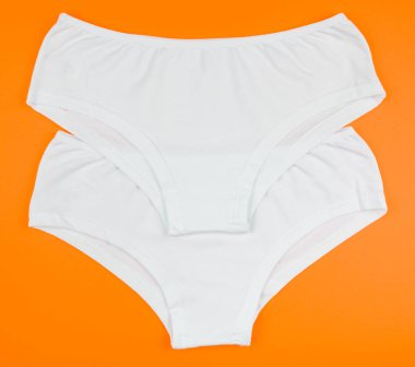 Kadın Pamuk külot üzerinde yalıtılmış turuncu arka plana çiçekli.