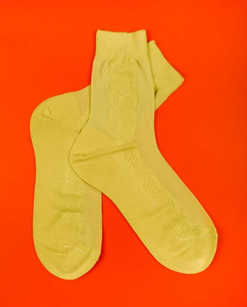 Ponožky vyrobené z bavlny, samostatný na červeném pozadí. — Stock fotografie