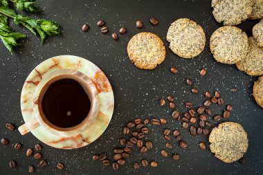 Siyah zemin üzerine sarı Kupası kahve.