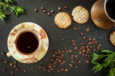 Siyah zemin üzerine sarı Kupası kahve.