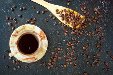 Siyah zemin üzerine sarı Kupası kahve.