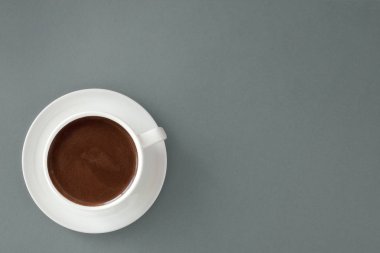 Gri arka plan üzerinde beyaz fincan kahve.