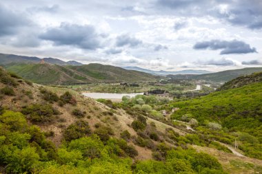 Mavi gökyüzüne karşı antik kale. Gürcistan.