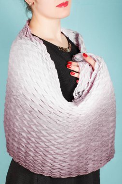 İpek eşarp. Boynundaki üzerinde mavi arka plan izole pembe İpek eşarp.