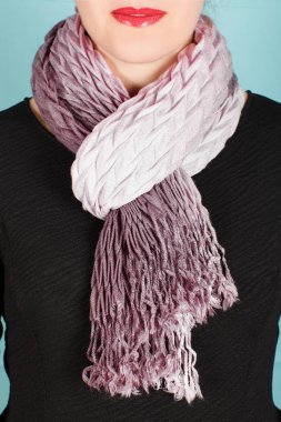 İpek eşarp. Boynundaki üzerinde mavi arka plan izole pembe İpek eşarp.