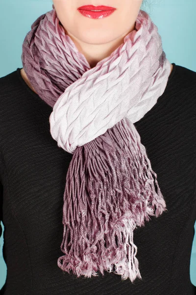 İpek eşarp. Boynundaki üzerinde mavi arka plan izole pembe İpek eşarp.