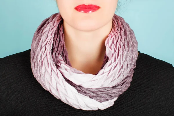 İpek eşarp. Boynundaki üzerinde mavi arka plan izole pembe İpek eşarp.