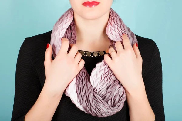 Bufanda de seda. Bufanda de seda rosa alrededor de su cuello aislada sobre fondo azul . — Foto de Stock