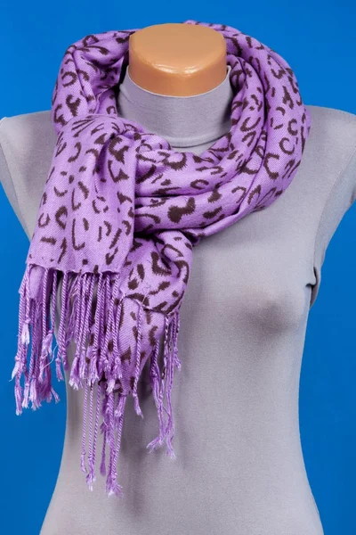 淡紫色围巾上孤立在蓝色背景上的模特. — 图库照片