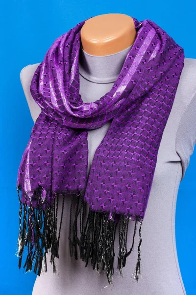 淡紫色围巾上孤立在蓝色背景上的模特. — 图库照片