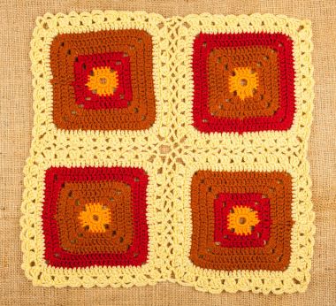 Keten zemin üzerine örme peçete.