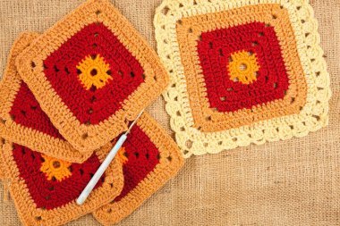 Keten zemin üzerine örme peçete.