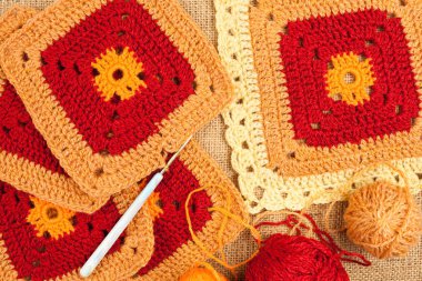 Keten zemin üzerine örme peçete.