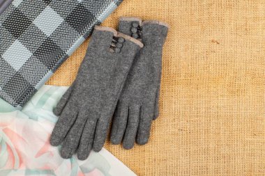 Eşarp, çanta ve keten zemin üzerine izole eldivenler.