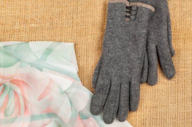 Eşarp ve keten zemin üzerine izole eldivenler.